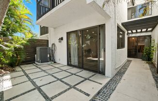 Modern renovated 2 bed 2 bathroom Townhouse in Coconut Grove