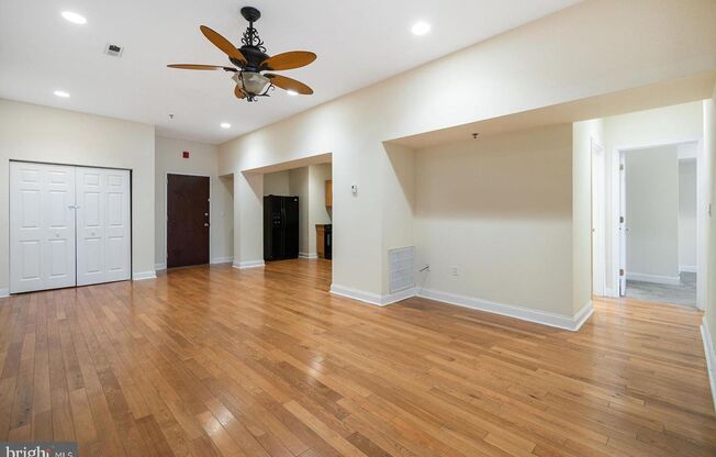 2 beds, 2 baths, 988 sqft, $2,100, Unit 215