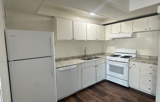 1 bed, 1 bath, 700 sqft, $1,050, Unit 5496-D