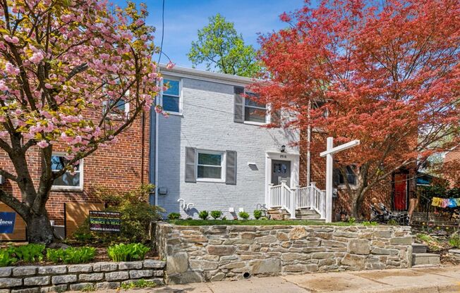 Charming 3 Bed 2.5 Bath Interior Townhome In Warwick Village