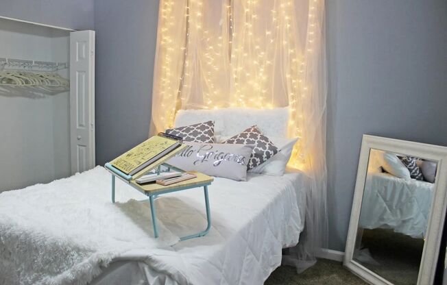 3 beds, 3 baths, 944 sqft, $1,720, Unit 1302