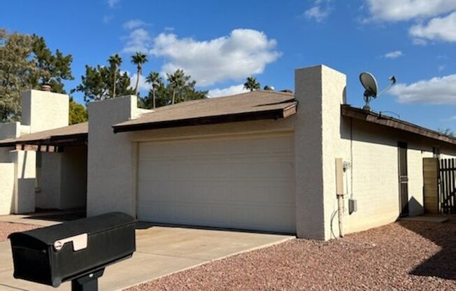 Charming 3 Bed 2 Bath home in Mesa with community pool and big backyard