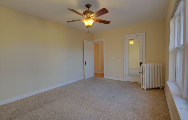 2 beds, 1 bath, $975, Unit Apt 003E