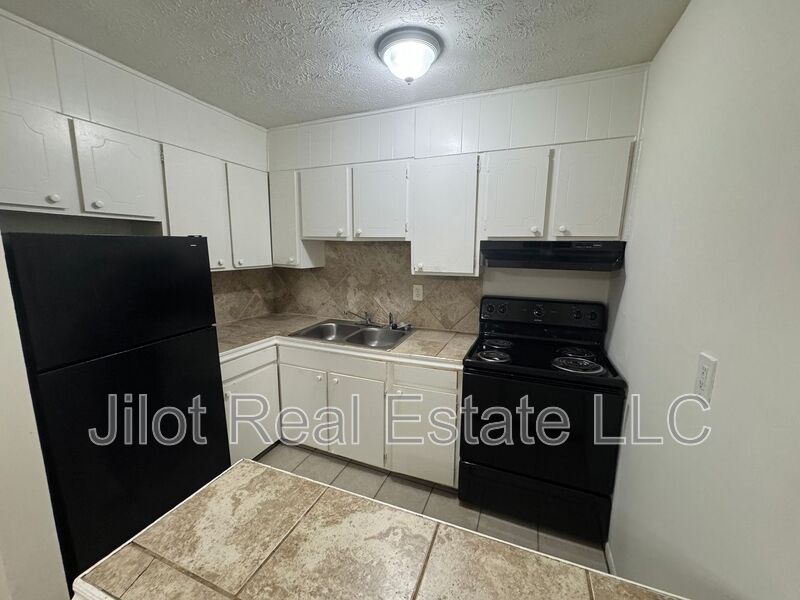 2711 Fairlee Drive Unit C3