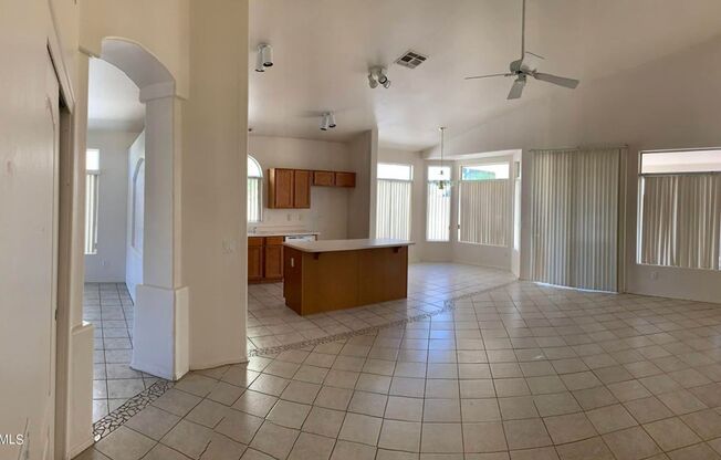 3 bed, 2 bath home w/den and 2 car garage in Goodyear!!