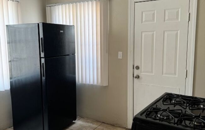 2 beds, 1 bath, 700 sqft, $1,070