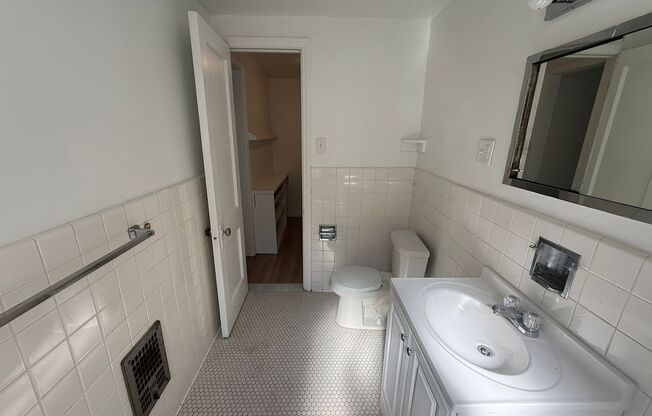 Studio, 1 bath, 295 sqft, $1,175, Unit Old King Edward 731