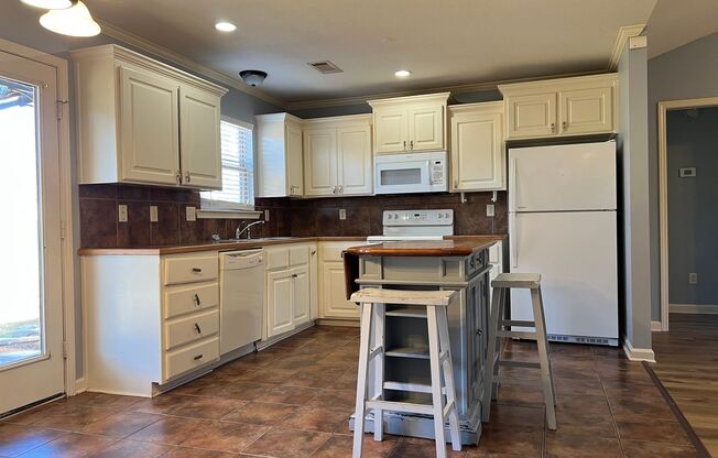 3 beds, 2 baths, $1,195