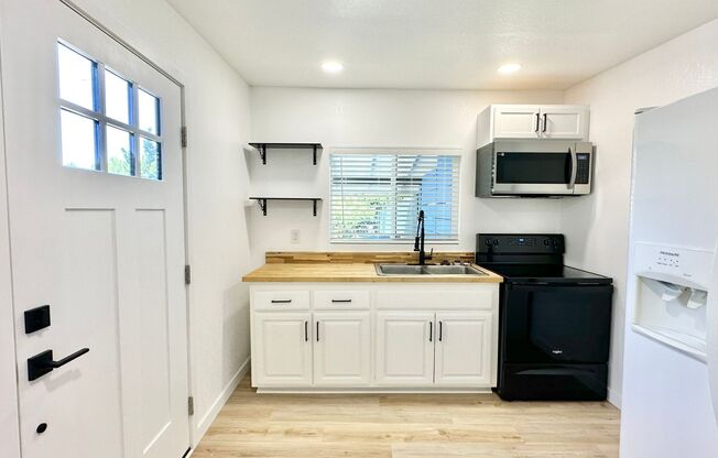 Light, Bright, & Wonderfully Updated JADU Guest Home on Private Property, Minutes to Fallbrook!