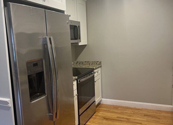 2 beds, 1 bath, 800 sqft, $2,300, Unit 8