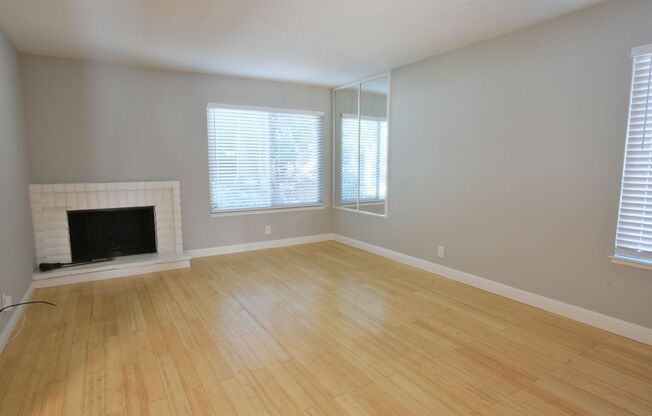 Beautiful 3 Bedroom 2.5 Bath End Unit Townhouse Near Willow Glen!