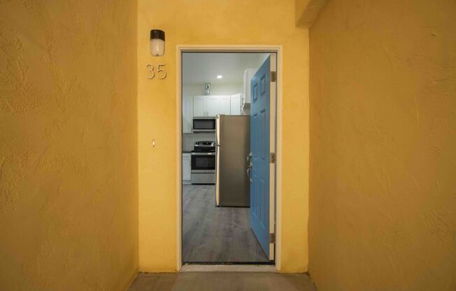 2 beds, 1 bath, 712 sqft, $2,300, Unit 35
