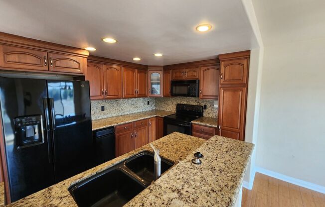 Parkway Manor Community - La Mesa - Upper Unit - Remodeled - 2 Car Garage
