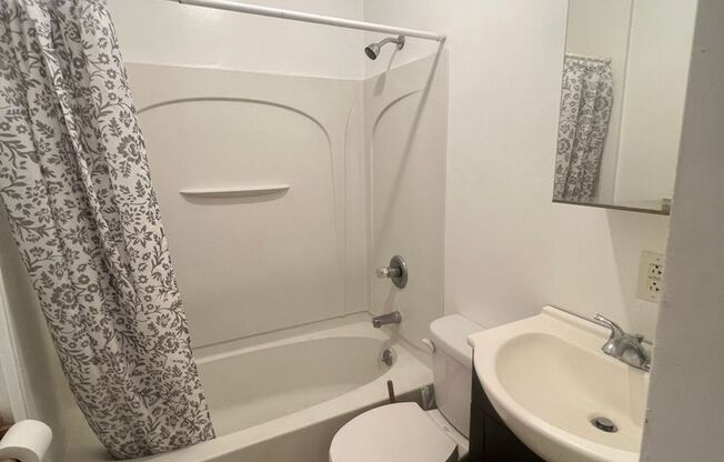 2 beds, 1 bath, $1,600, Unit 1R