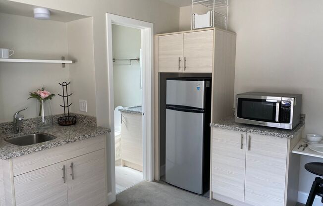 Studio, 1 bath, 200 sqft, $1,800, Unit 1141 Silverado St #120