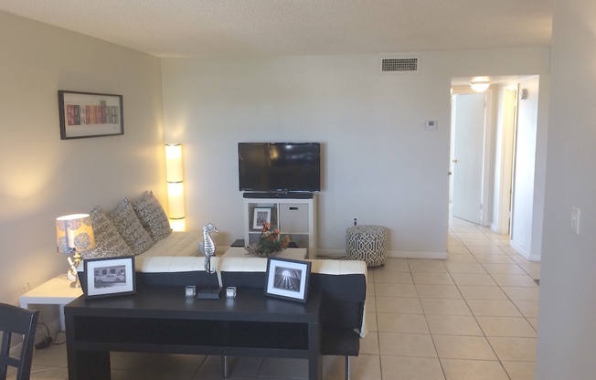 1 bed, 1.5 baths, 805 sqft, $2,450