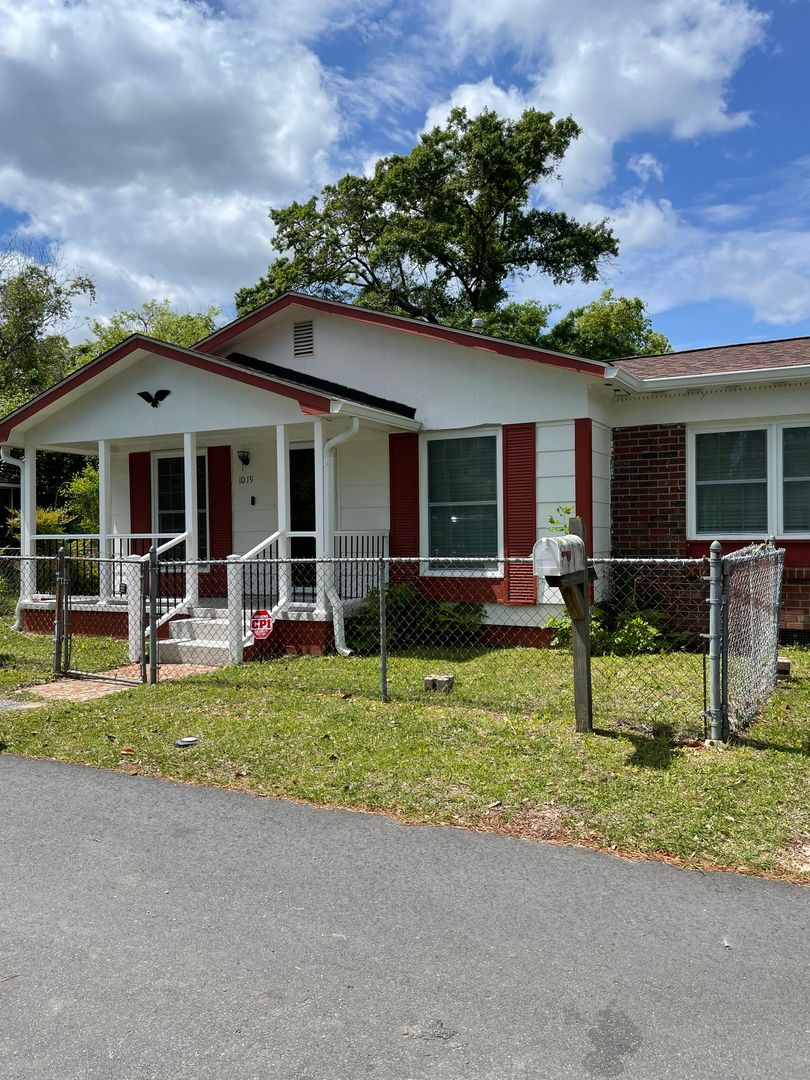 Single story, single family home in West Ashley