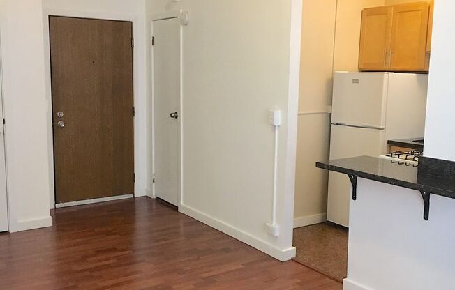 Studio, 1 bath, 340 sqft, $1,050, Unit 209