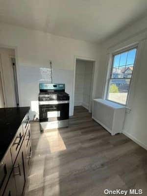 3 beds, 1 bath, $2,600, Unit 2F