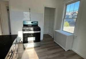 3 beds, 1 bath, $2,600, Unit 2F