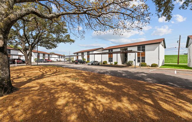 2 beds, 1 bath, $1,275, Unit 132