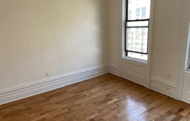 4 beds, 1 bath, $3,870, Unit 4FS