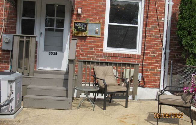 Beautiful Two-Bedroom Parkville Townhome with Parking Pad