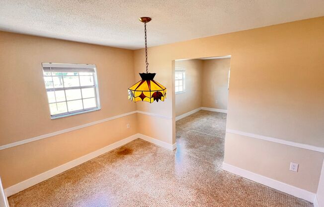 Charming 3 Bedroom and 2 Bath Home in Orlando. BONUS ROOM! Great Location!!