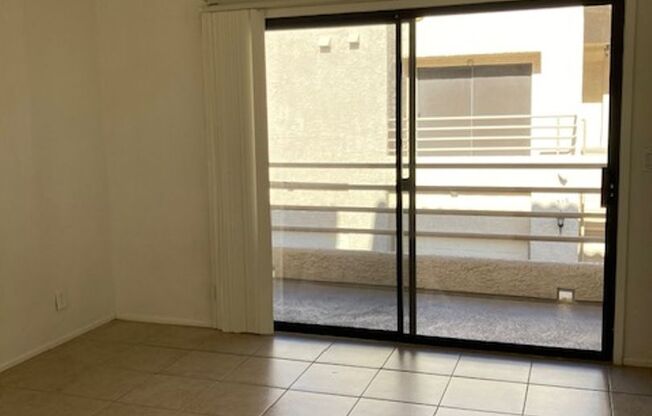 Large Condo located in Laughlin Bay!!