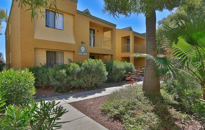 1 bed, 1 bath, 571 sqft, $905