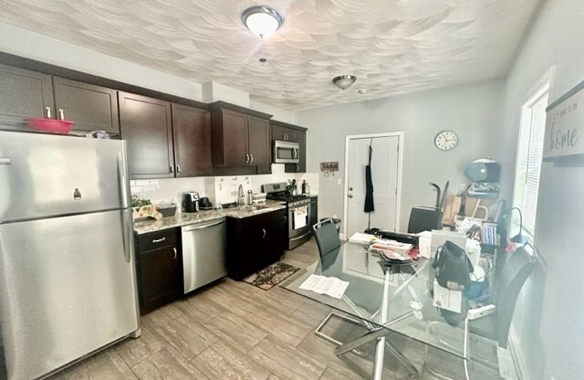 3 beds, 1 bath, $3,500, Unit 2R