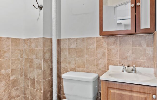 2 beds, 1 bath, $4,000, Unit 2