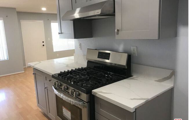 10282 TUJUNGA CYN BLVD