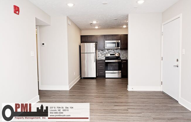 2 beds, 1 bath, $995, Unit 4001 Holdrege St. #16