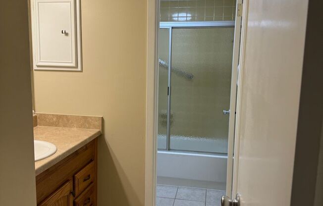 2 beds, 2 baths, $1,300, Unit 1733 E Lark