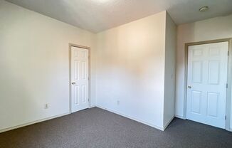 3 beds, 1 bath, $1,700, Unit 2E