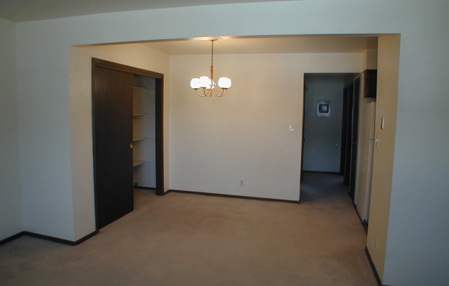 2 beds, 1 bath, 818 sqft, $925, Unit Apt 7