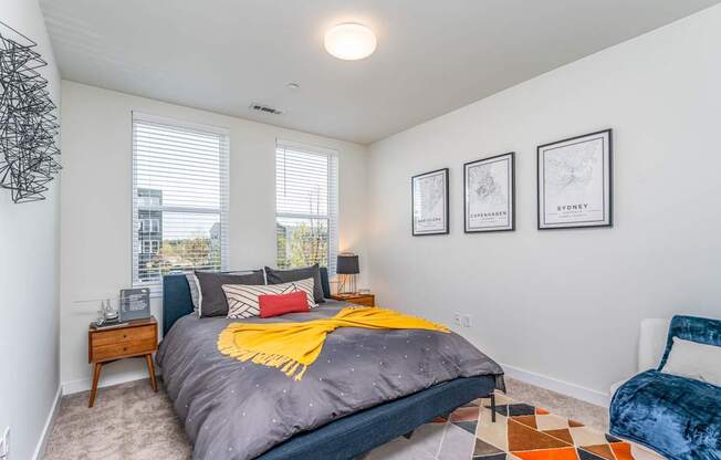 A bedroom with a bed, a chair, and pictures on the wall at the Mastlight.