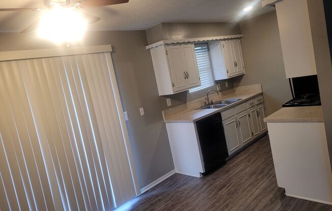 2 beds, 1 bath, $950, Unit 502