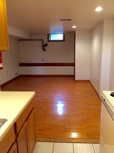 2 beds, 1 bath, $1,195, Unit 7