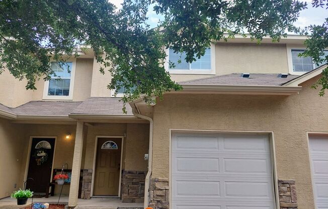 Beautiful townhome! 3 BR, 2.5 Bath, 1 car garage. Great location near the Medical Center, Loop 410 and USAA.