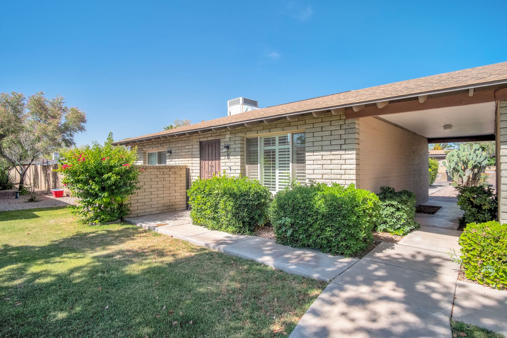 Charming 2 Bed Patio Home in Tempe! Cross streets: E Guadalupe and S Rural