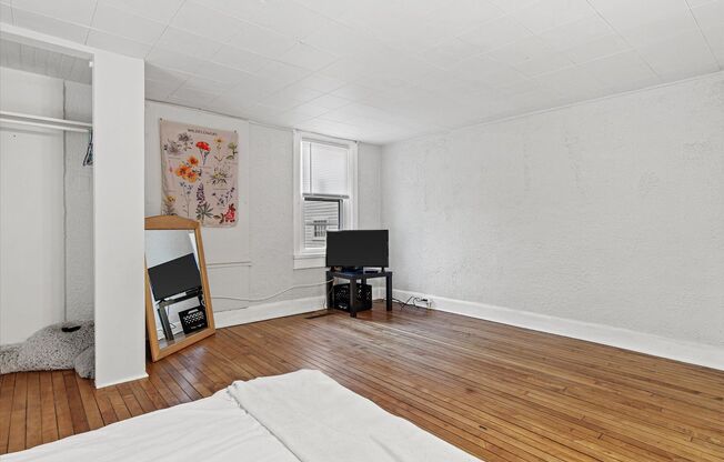 Updated 3 Bed / 1 Bath Duplex — Lower East Side Milwaukee