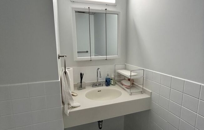 Studio, 1 bath, $850, Unit 438