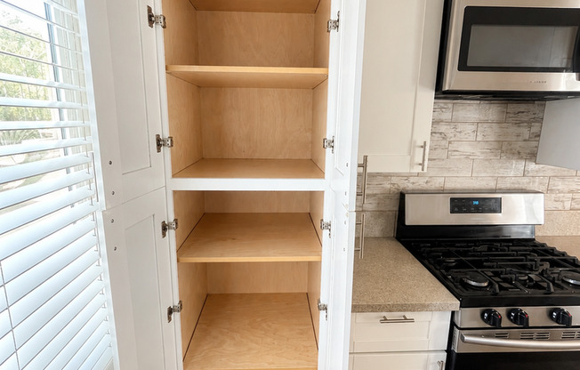 2 beds, 1 bath, $2,500, Unit 110