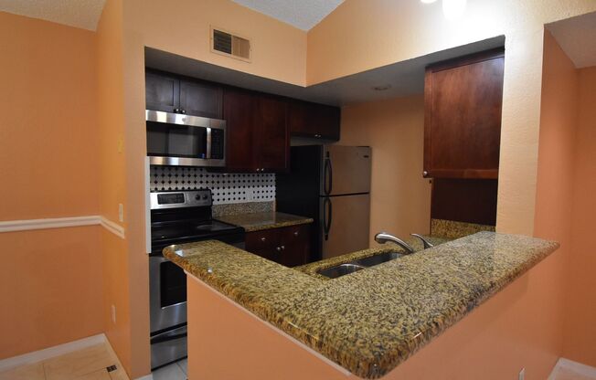 1/1 in near Mall at Mellinnia! AVAILABLE NOW!