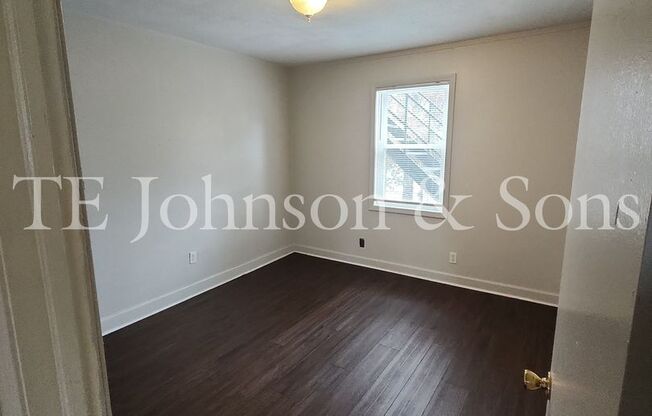 2 beds, 1 bath, $725, Unit 1137 B N Cameron Ave