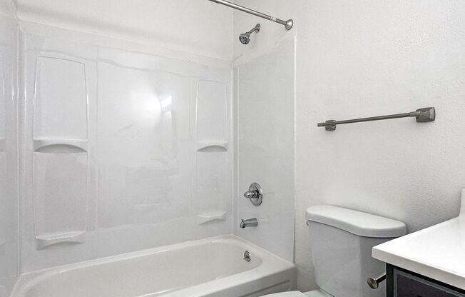 3 beds, 1 bath, 800 sqft, $1,595, Unit 51