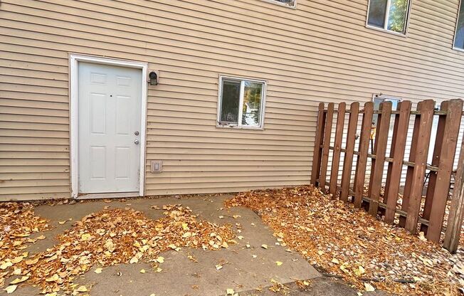 3 beds, 1.5 baths, 1,145 sqft, $1,095, Unit 300-6