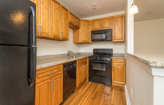 Studio, 1 bath, 405 sqft, $2,250, Unit 30